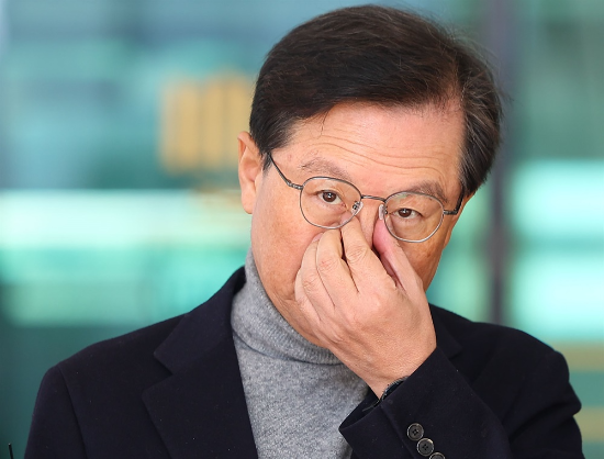 윤석열 대통령 측 대리인단인 윤갑근 변호사가 지난 10일 입장문을 내고 ”체포영장 집행은 국가권력을 배제하거나 국헌 문란을 목적으로 병력과 무력을 동원하는 명백한 내란행위”라 비판했다. 연합뉴스