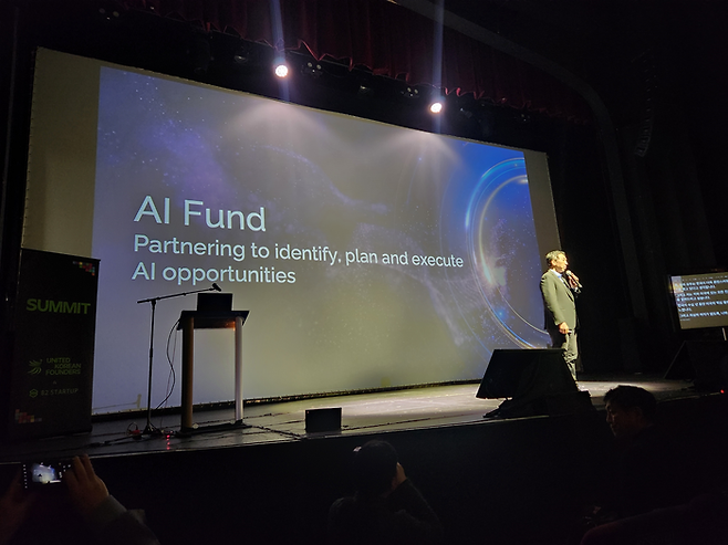 10일(현지시간) 미국 실리콘밸리 레드우드시티 폭스극장에서 열린 ‘UKF·82스타트업 서밋’에서 AI석학인 앤드류 응 스탠퍼드대 교수가 기조연설을 하고 있다. <사진=이덕주 기자>