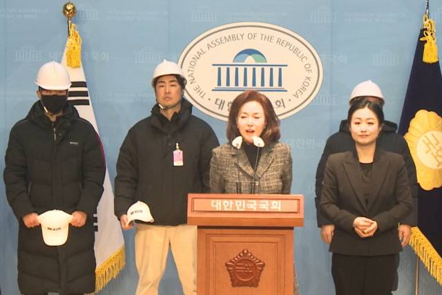 ▲국민의힘 김민전 의원이 9일 '반공청년단'이라는 단체의 국회 기자회견을 소개하고 있다. ⓒ국회