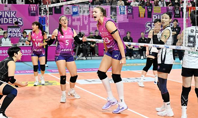 마테이코가 11일 한국도로공사와 경기에서 득점 후 환호하고 있다. KOVO 제공