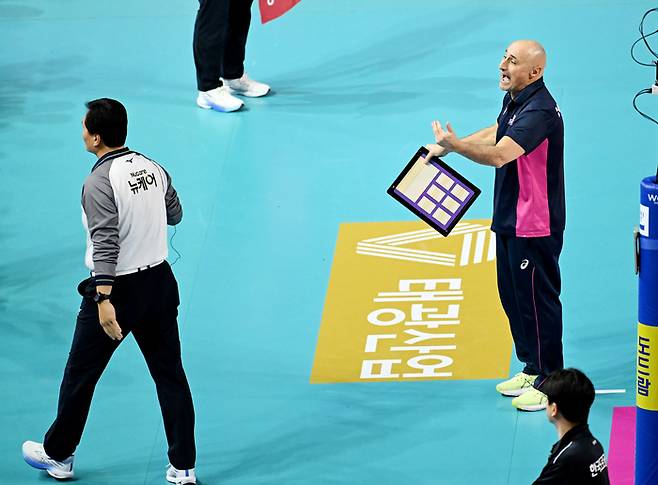 아본단자 감독이 11일 한국도로공사와 경기에서 심판의 판정에 항의하고 있다. KOVO 제공