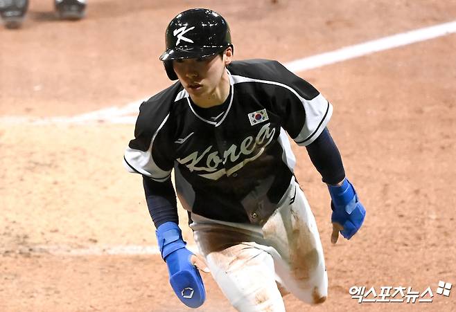 내야수 김혜성이 지난해 3월 열린 2024 메이저리그 월드투어 서울시리즈 스페셜 매치 팀 코리아와 LA 다저스의 경기에서 득점하고 있다. 2024시즌 종료 후 미국 메이저리그 도전에 나섰던 김혜성은 지난 4일 LA 다저스와 3+2년 최대 2200만 달러에 계약했다. 엑스포츠뉴스 DB