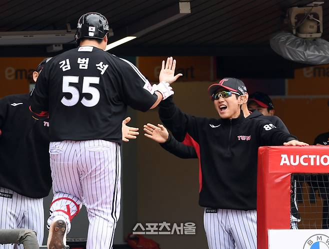 LG 김범석(왼쪽)이 인천SSG랜더스필드에서 열린 2024 KBO리그 SSG와 더블헤더 1차전 7회초 2사 만루 상황에서 SSG 투수 노경은을 상대로 역전 만루 홈런을 치고 돌아온 후 염경엽 감독과 하이파이브를 하고 있다. 문학 | 박진업 기자 upandup@sportsseoul.com