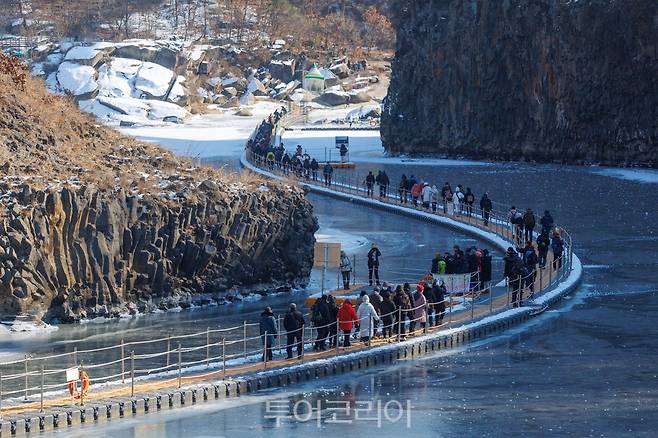 철원한탄강얼음트레킹이 지난 11일 개막해 관광객들이 얼음위를 걸으며 한탄강 절경을 감상하고 있다./사진=철원군