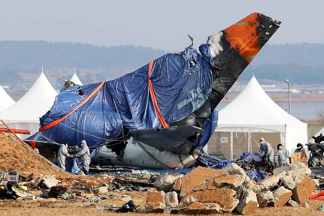 제주항공 참사 15일째인 12일 오후 전남 무안국제공항에서 수습 당국 관계자들이 수색 작업을 하고 있다. /연합뉴스