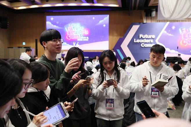 조별 과제를 수행 중인 '퓨쳐 리더스 포럼' 참가자들 /한국경제인협회 제공