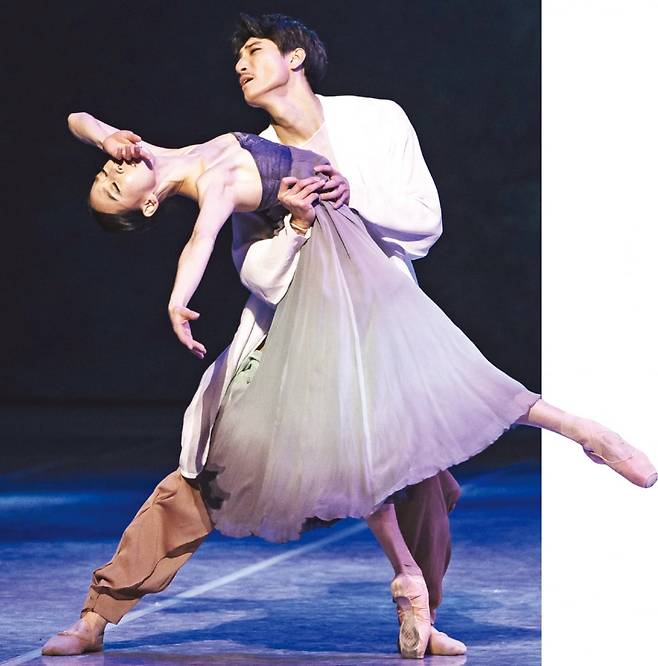 지난 11일 서울 세종문화회관에서 열린 ‘발레의 별빛’에서 연기를 하고 있는 유니버설발레단 수석무용수 홍향기와 이동탁. ⓒ김윤식