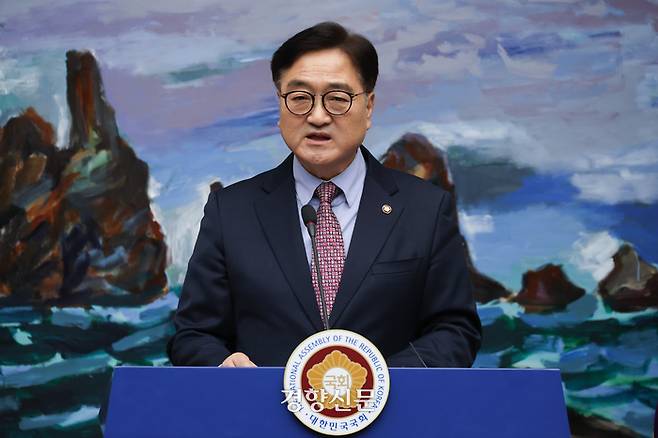 우원식 국회의장이 지난달 24일 국회에서 열린 기자회견에서 발언하고 있다. 성동훈 기자