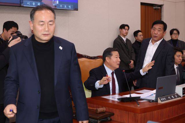 19일 오후 국회에서 열린 산업통상자원중소벤처기업위원회 전체회의에서 야당 간사인 김원이 의원(왼쪽), 이철규 위원장, 여당 간사인 박성민 의원이 질의 시간 등과 관련해 논의한 후 자리로 향하고 있다.