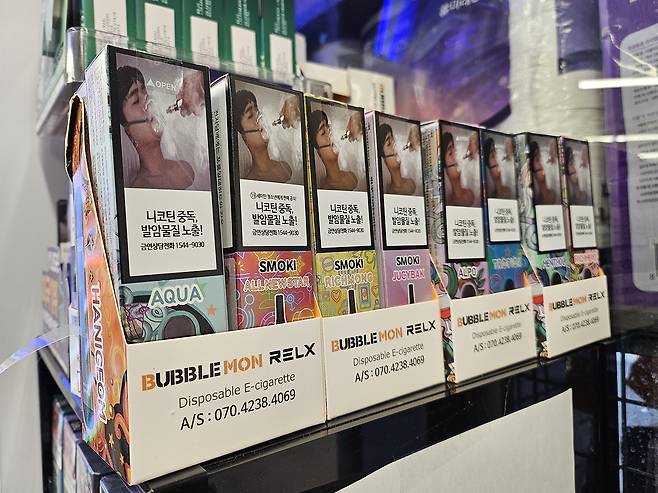 서울 한 편의점에서 진열된 일회용 전자담배. 김광우 기자.