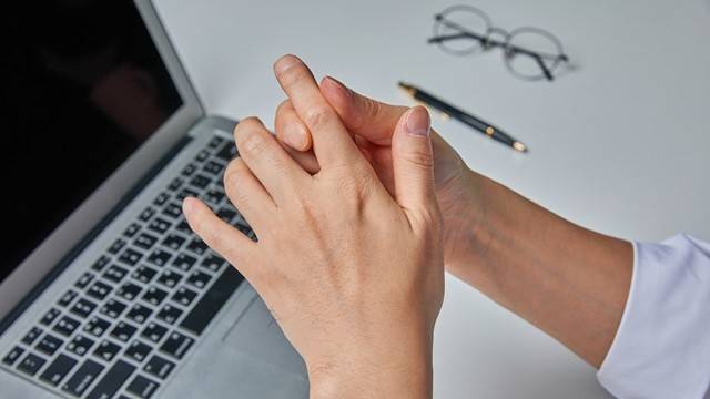 장시간의 컴퓨터 사용과 잦은 가사노동 등으로 손가락 관절통을 겪는 사람들이 많다|출처: 게티이미지뱅크