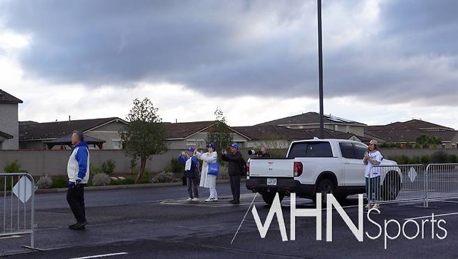 (오타니의 출근모습을 보기 위해 새벽잠을 설친 일본인 팬들)