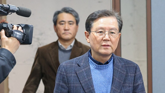 윤석열 대통령 측 윤갑근 변호사가 8일 서울 서초구 한국컨퍼런스센터에서 열린 기자간담회에 입장하고 있다.ⓒ연합뉴스