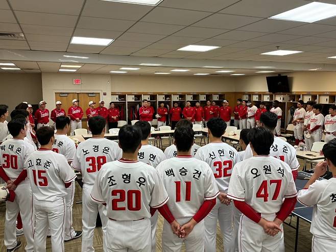 지난해 2월 미국 플로리다 스프링캠프 시작에 앞서 선수단 전체 미팅을 진행한 SSG. 구단 제공