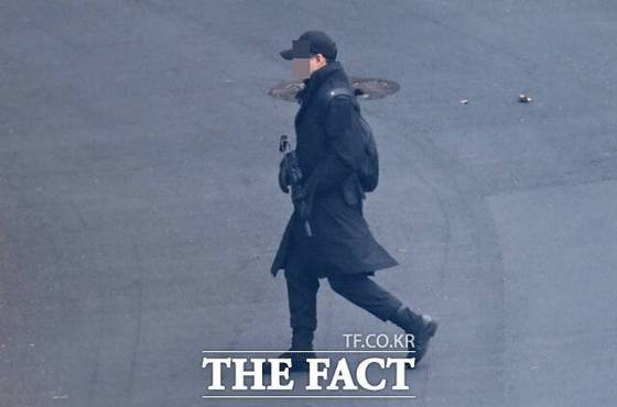 13일 서울 한남동 대통령 관저에서 한 경호처 관계자가 소총을 지닌 채 경내를 이동하고 있다. 사진 더팩트