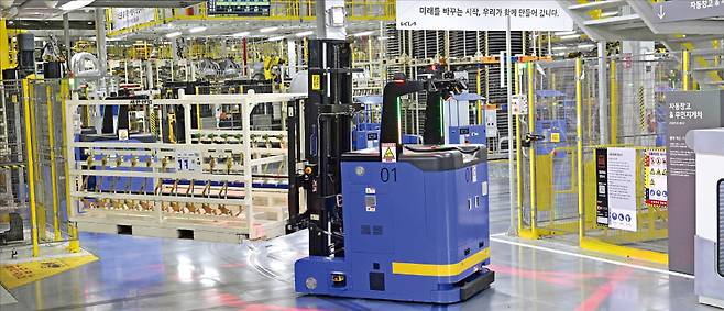 경기 광명시 기아 오토랜드 광명에 지난해 문을 연 ‘광명 이보(EVO) 플랜트’의 생산 라인. 현대자동차그룹 최초의 전기차 전용공장이다. 기아 제공