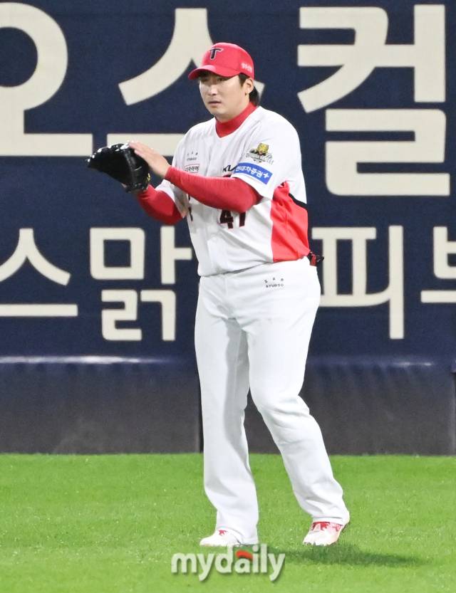 23일 오후 광주광역시 임동 광주기아챔피언스필드에서 진행된 '2024 프로야구 KBO리그 포스트시즌' 한국시리즈 2차전 KIA타이거즈와 삼성라이온즈와의 경기. 기아 나성범이 7회초 디아즈의 안타때 2루로 질주하는 디아즈를 정확한 송구로 잡아낸 뒤 박수를 치고 있다./광주=송일섭 기자 andlyu@mydaily.co.kr