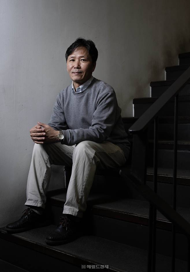 조민호 아동권리연대 대표가 서울 용산구 헤럴드스퀘어에서 헤럴드경제와 인터뷰에 앞서 포즈를 취하고 있다. 임세준 기자