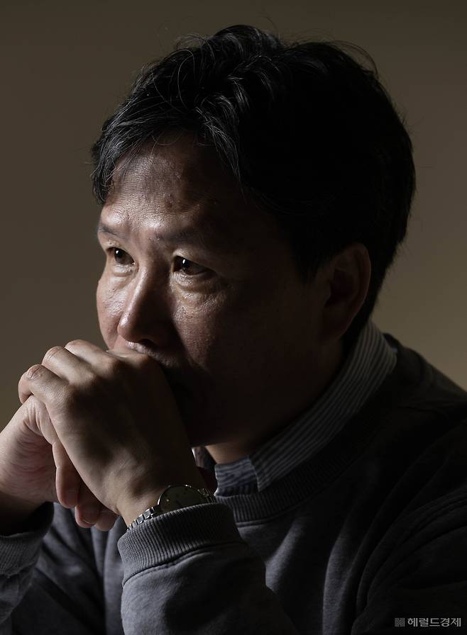 조민호 아동권리연대 대표가 서울 용산구 헤럴드스퀘어에서 헤럴드경제와 인터뷰에 앞서 포즈를 취하고 있다. 임세준 기자