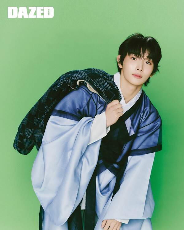 ▲ 화보를 통해 싱그러운 스무 살의 매력을 뽐낸 아크 지우. 제공|데이즈드 코리아