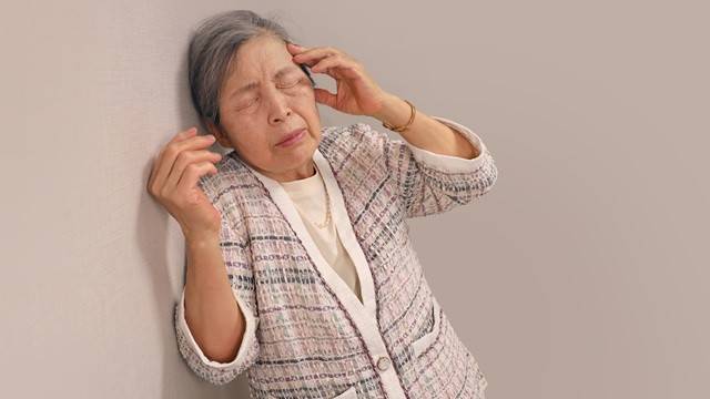 고령자는 식사 후에 혈압이 급격하게 떨어지는 식후 저혈압을 쉽게 겪을 수 있다|출처: 클립아트코리아