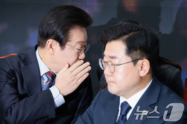 이재명 더불어민주당 대표가 13일 오전 서울 여의도 국회에서 열린 최고위원회의에 참석해 직원과 대화하고 있다. 2025.1.13/뉴스1 ⓒ News1 안은나 기자