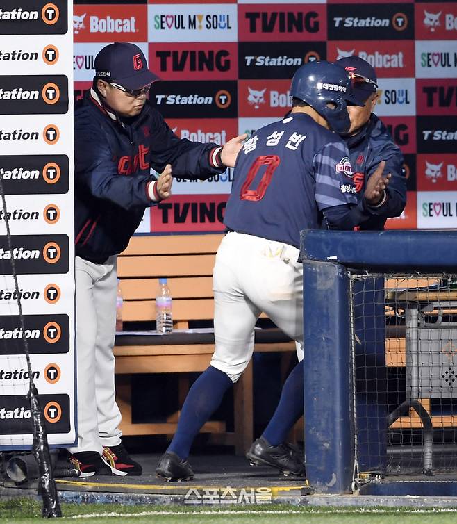 롯데 자이언츠 김태형 감독(왼쪽)이 고승민의 적시타에 득점을 한 3루 주자 황성빈을 축하하고 있다. 사진 | 박진업 기자 upandup@sportsseoul.com