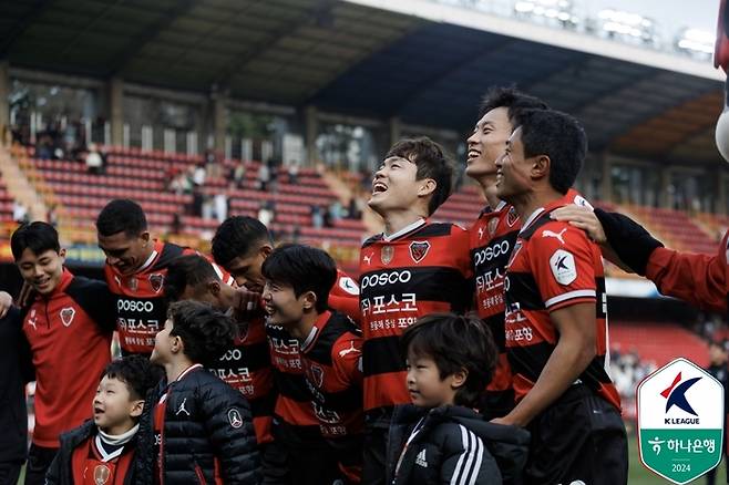 포항 신광훈(오른쪽에서 세 번째). 사진 | 한국프로축구연맹