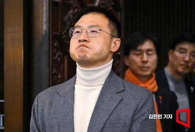 이날 의총장 단상에 오른 김상욱 의원은 "계엄은 완전히 잘못된 것"이라며 "왜 자신이 없나, 특검을 하면 되지 않느냐" 등 비상계엄 사태와 관련한 자체 특검안을 마련해야 한다는 취지의 주장을 펼쳤다. 김현민 기자