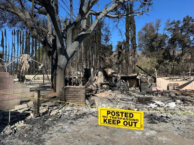 13일 미국 캘리포니아주 알타데나 주택가의 한 건물이 처참히 무너져 있다. 이튼 산불이 휩쓸고 지나간 흔적이다. 알타데나=이서희 특파원