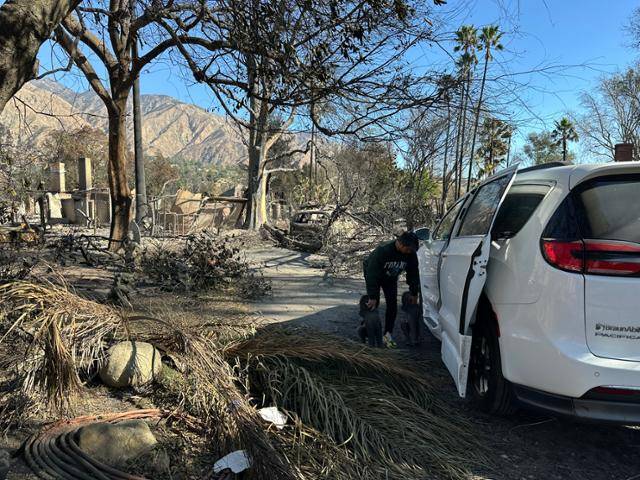 13일 미국 캘리포니아주 알타데나 주택가에서 한 거주민이 화마에 무너진 건물에서 쓸 만한 물건들을 골라 차로 옮기고 있다. 알타데나=이서희 특파원