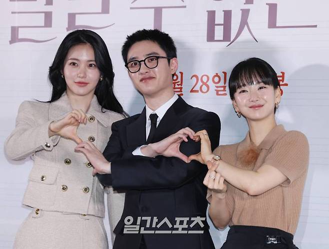 배우 신예은, 도경수, 원진아가 14일 오후 서울 강남구 메가박스 코엑스에서 열린 영화 '말할 수 없는 비밀' 언론배급시사회 및 기자간담회에 참석해 포즈를 취하고 있다. '말할 수 없는 비밀'은 시간의 비밀이 숨겨진 캠퍼스 연습실에서 유준과 정아가 우연히 마주치면서 시작되는, 기적 같은 마법의 순간을 담은 판타지 로맨스 영화. 28일 개봉. 서병수 기자 qudtn@edaily.co.kr /2025.01.14/