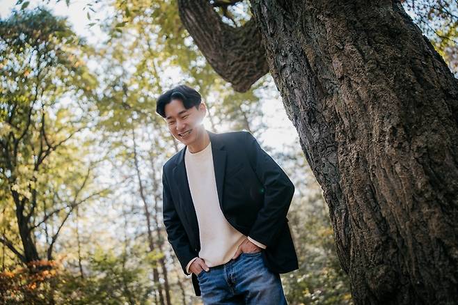 소설 ‘급류’의 정대건 작가가 미소짓고 있다 <한정선 작가>