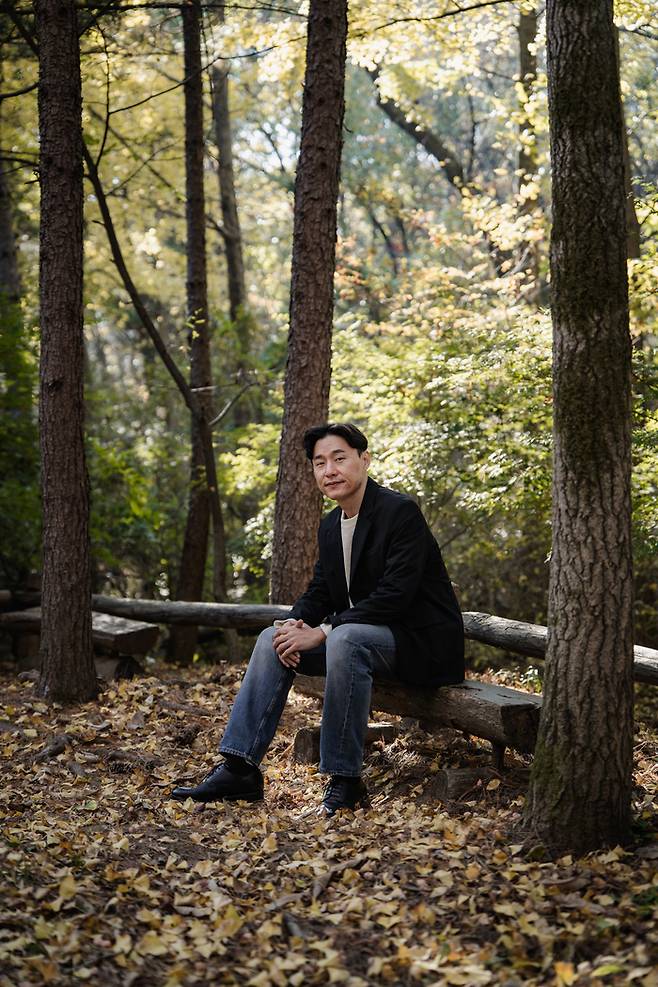 소설 ‘급류’의 정대건 작가가 미소짓고 있다 <한정선 작가>