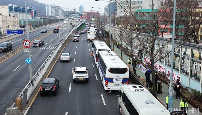 (서울=뉴스1) 장수영 기자 = 13일 오전 서울 용산구 한남동 대통령 관저 출입로 인근에 경찰 버스가 줄지어 세워져 있다. 2025.1.13/뉴스1 Copyright (C) 뉴스1. All rights reserved. 무단 전재 및 재배포, AI학습 이용 금지. /사진=(서울=뉴스1) 장수영 기자
