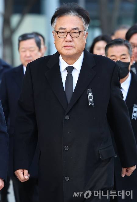 (서울=뉴스1) 이동해 기자 = 정진석 대통령비서실장이 31일 오전 서울시청 본관 앞에 마련된 제주항공 여객기 희생자 합동분향소에서 희생자들을 추모한 뒤 추모공간을 나서고 있다. (공동취재) 2024.12.31/뉴스1 Copyright (C) 뉴스1. All rights reserved. 무단 전재 및 재배포, AI학습 이용 금지. /사진=(서울=뉴스1) 이동해 기자