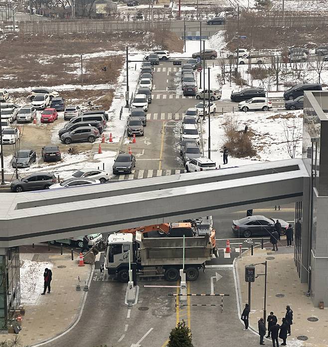 13일 강원 춘천시 학곡리 모아엘가 비스타 민간 임대 아파트 문주 앞에서 시공사가 덤프트럭과 포크레인으로 차량 출입을 막으며 유치권을 행사하고 있다.춘천=연합뉴스