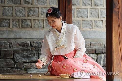 추억의 공기놀이 (서울=연합뉴스) 임화영 기자 = 서울 종로구 북촌문화센터에서 열린 '북촌도락-잔치' 행사를 찾은 시민이 공기놀이를 하고 있다. 2023.9.29
hwayoung7@yna.co.kr