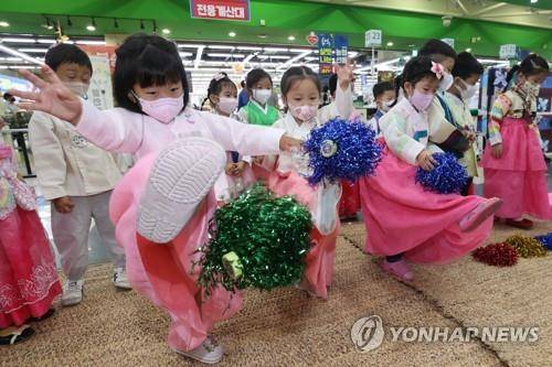 제기차기하는 어린이들 (서울=연합뉴스) 강민지 기자 = 서울 서초구 하나로마트 양재점에서 어린이들이 전통문화 체험을 하고 있다. 2022.9.5
mjkang@yna.co.kr