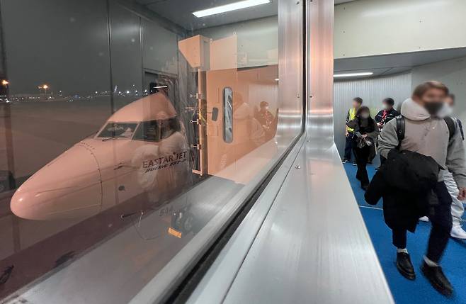 14일 일본 오키니와현 나하국제공항에서 출발한 인천행 이스타항공 ZE632편에서 에어컨 시스템 오류가 발생해 램프 리턴했다. 해당 여객기 승객들이 국제선 터미널에 하기하고 있다./연합뉴스