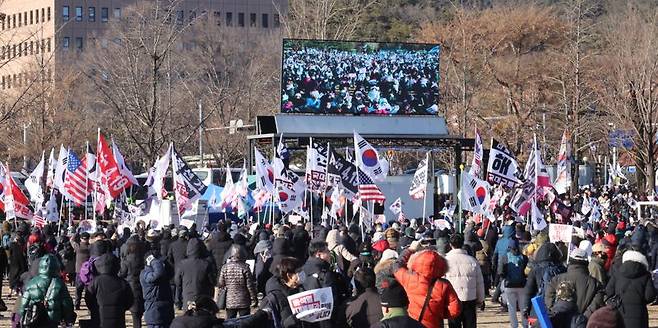 고위공직자범죄수사처(공수처)가 윤석열 대통령을 내란 수괴 혐의로 체포해 조사하고 있는 15일 오후 경기도 과천시 공수처가 위치한 정부과천청사 앞에서 윤 대통령 지지자들이 시위하고 있다. 사진=박범준 기자
