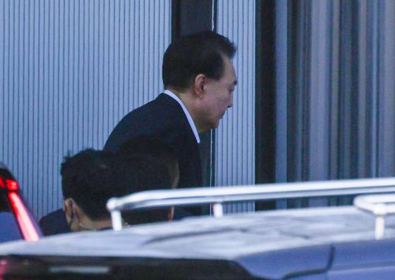 윤석열 대통령이 15일 체포돼 공수처 조사를 받으러 들어가고 있다. 연합뉴스