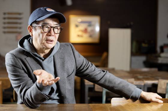 장진 감독이 14일 오전 서울 대학로의 한 카페에서 중앙일보와 인터뷰를 하고 있다. 올해 데뷔 30주년을 맞은 장진은 연극 '꽃의 비밀'을 들고 돌아왔다. 전민규 기자.
