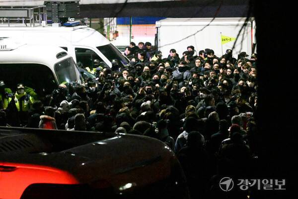 대통령 관저 앞 집회에 참여한 시민들과 경찰. 조주현기자