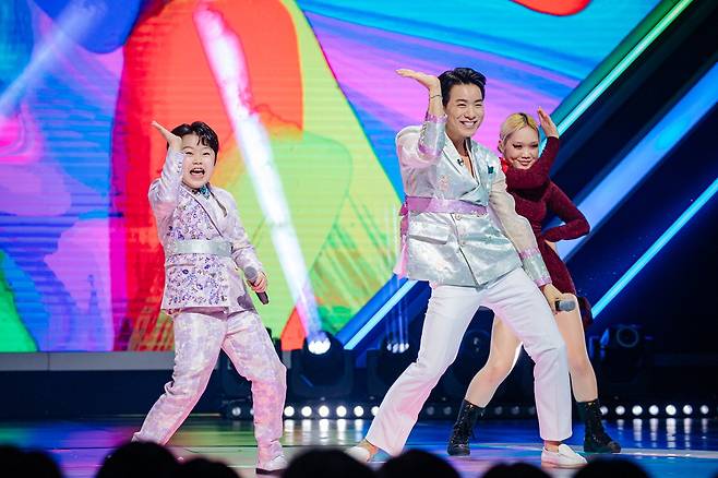 14일 방송된 MBN 창사 30주년 특별기획 '현역가왕2'에서 나태주(오른쪽)와 황민호가 윤수현의 '니나노'를 부르는 모습. MBN