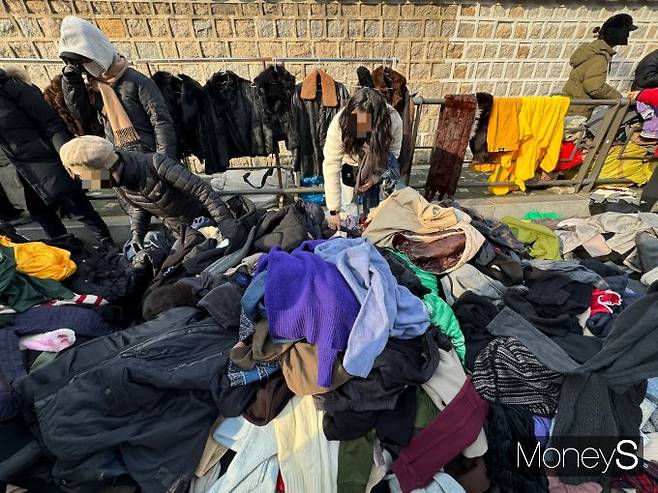 동묘 구제시장이 잘파세대(Z세대와 알파세대의 합성어)의 패션 쇼핑지로 인기를 모으고 있다. 14일 오후 젊은 소비자들이 서울 종로구 동묘 구제시장 노점에서 옷을 고르고 있다. /사진=정연 기자