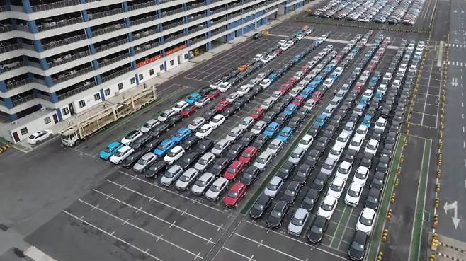 BYD를 비롯한 중국 전기차 선도기업들의 약진이 2025년에도 지속될 것으로 예상된다. 중국 한 완성차 생산공장에서 완성된 차량들이 출고를 기다리고 있다. /사진=신화통신