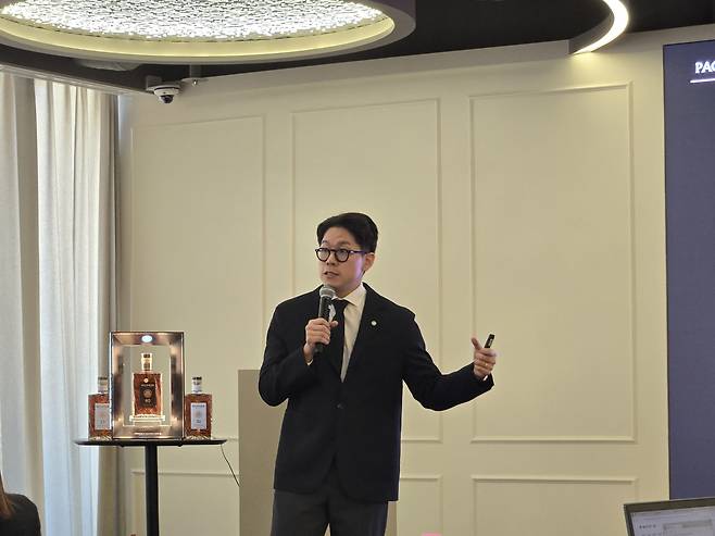 김정훈 윌리엄그랜트앤선즈코리아 브랜드매니저가 15일 서울 성수동 팩토리얼성수에서 미디어간담회를 열고 와일드무어를 소개 중이다. 정석준 기자.