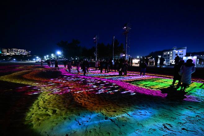 속초해수욕장에 운영하고 있는 대형 미디어아트 '빛의 바다, Sokcho(속초)'. 속초시 제공