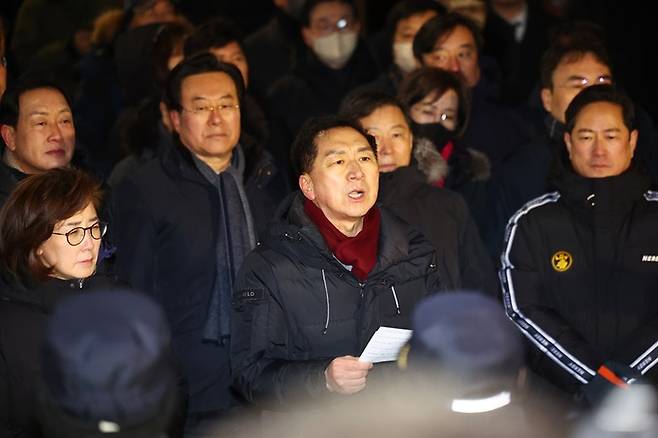 고위공직자범죄수사처와 경찰이 윤석열 대통령 2차 체포영장 집행에 나선 15일 오전 서울 용산구 한남동 대통령 관저 입구에서 국민의힘 김기현 의원이 입장을 발표하고 있다. 연합뉴스
